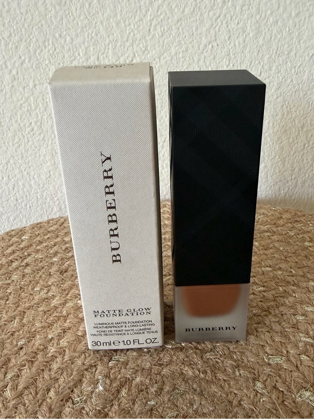 Burberry Matte Glow Foundation Dark Warm No. 140